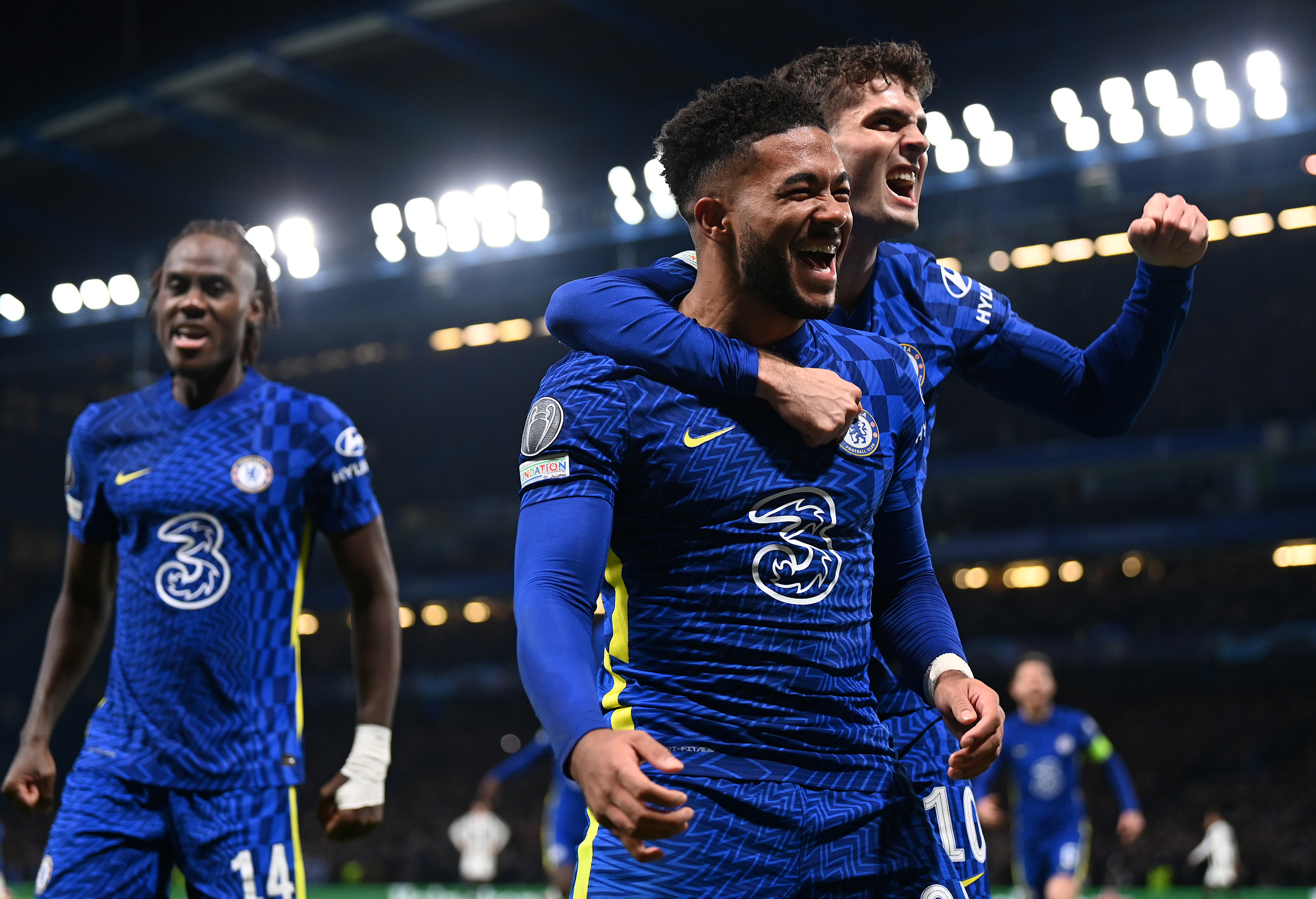 Three: крупный план спонсорского логотипа на футболке Chelsea.