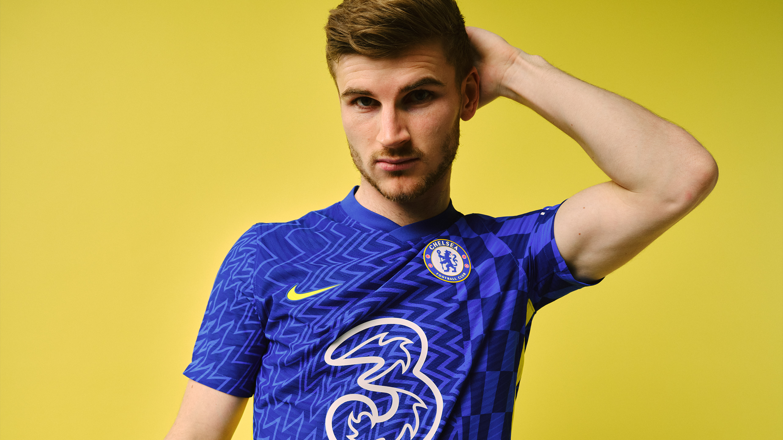 Мейсон Маунт в домашней форме Chelsea 2021/22 на жёлтом фоне.