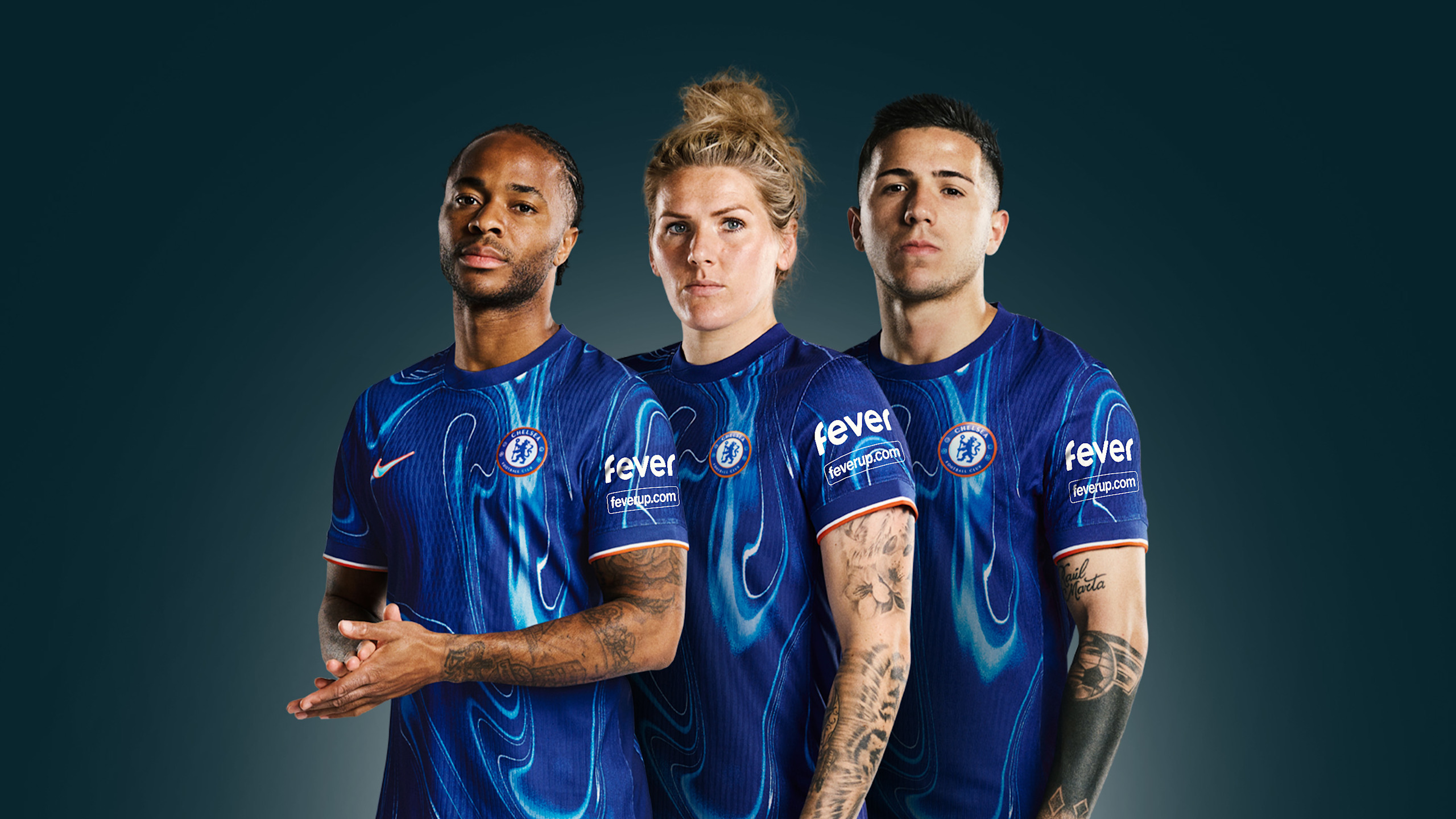 Fever на рукаве домашней формы Chelsea 2024/25 в официальной презентации партнёрства.