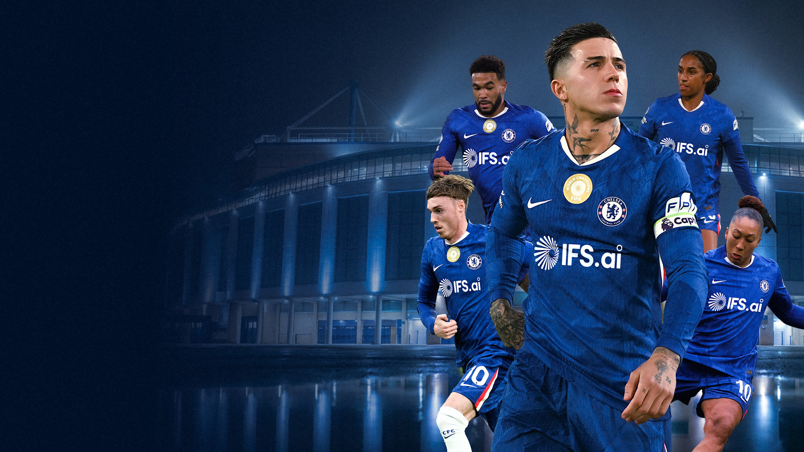 Игроки Chelsea в домашних футболках 2025/26 с IFS.ai на груди.