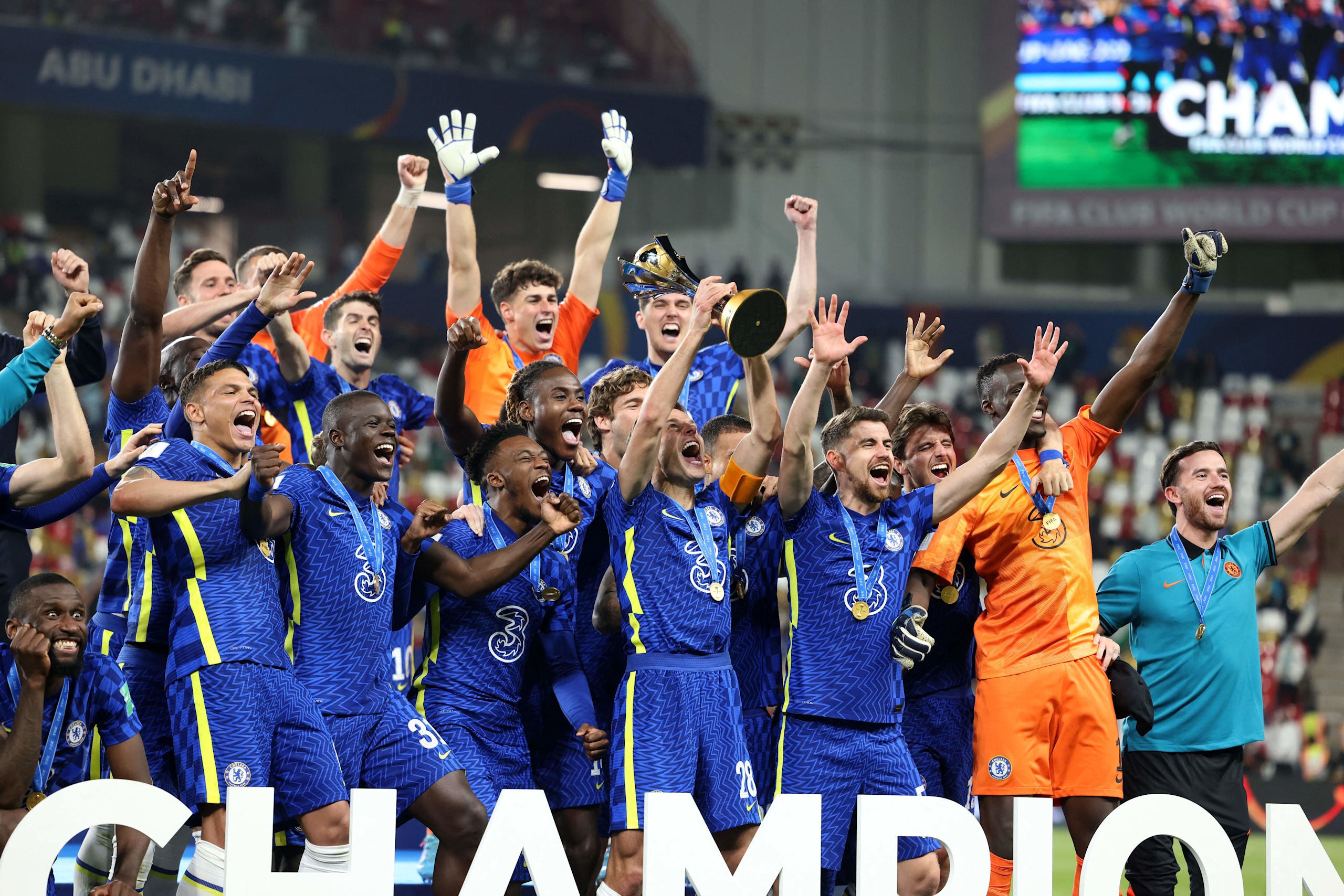 Игроки Chelsea поднимают трофей клубного чемпионата мира.