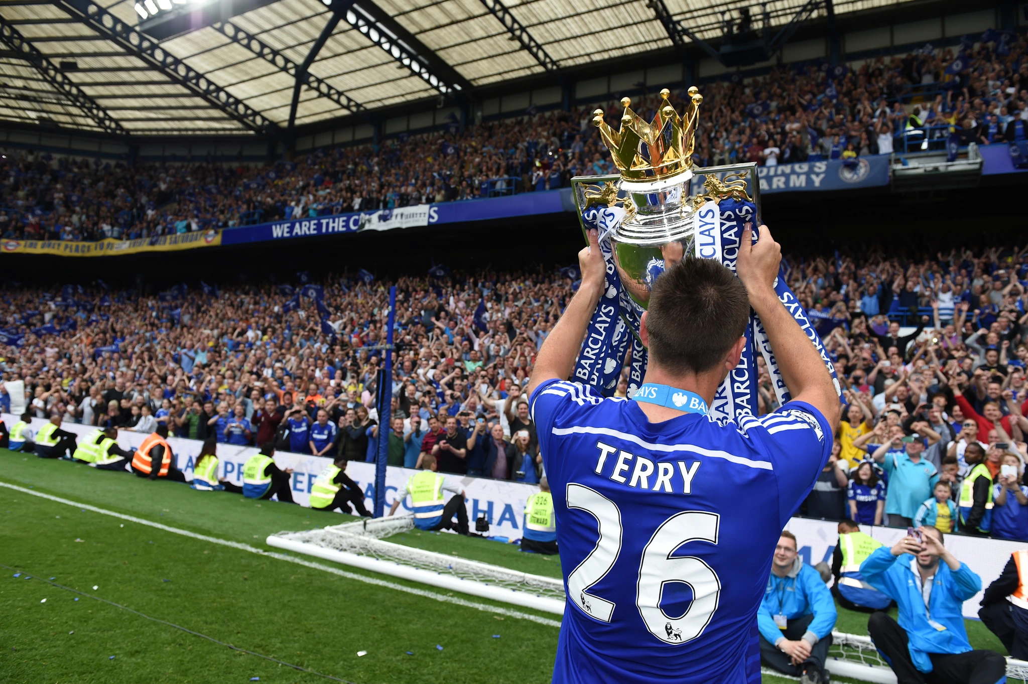 Джон Терри с чемпионским кубком: фамилия Terry и номер 26 на спине.